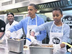 El presidente Barack Obama y su hija Sasha realizan servicios comunitarios en la Central Kitchen AP /