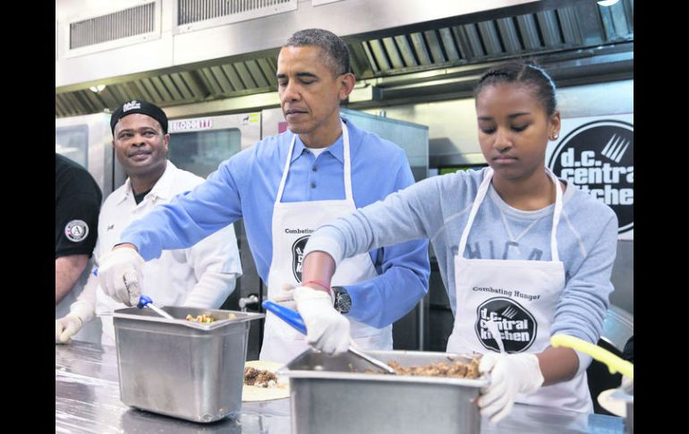 El presidente Barack Obama y su hija Sasha realizan servicios comunitarios en la Central Kitchen AP /