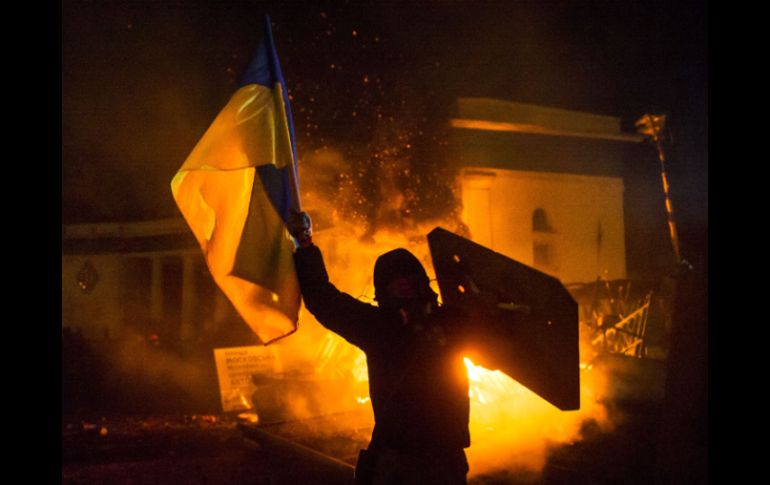 Una granada estalla en enfrentamientos entre la policía y manifestantes en el centro de Kiev. AFP /