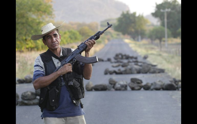 La ausencia del Estado ha provocado la creación de autodefensas que le disputan la exclusividad de la violencia legítima, asegura HRW. EFE /