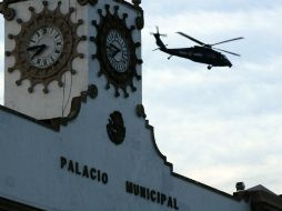 El mandatario michoacano llega a Apatzingán después de las 10:00 horas de este día de la base militar número 43. AFP /