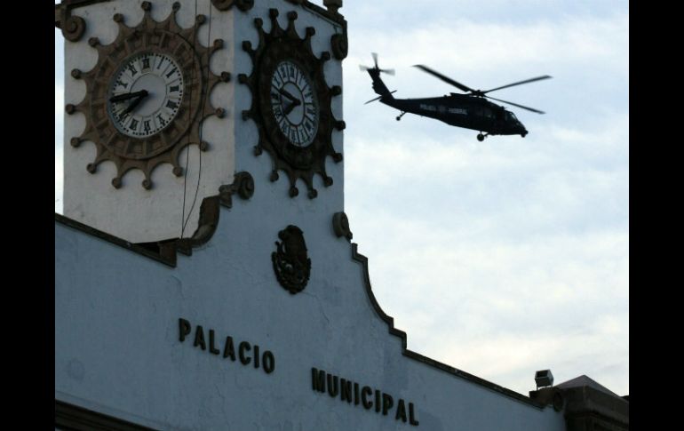 El mandatario michoacano llega a Apatzingán después de las 10:00 horas de este día de la base militar número 43. AFP /