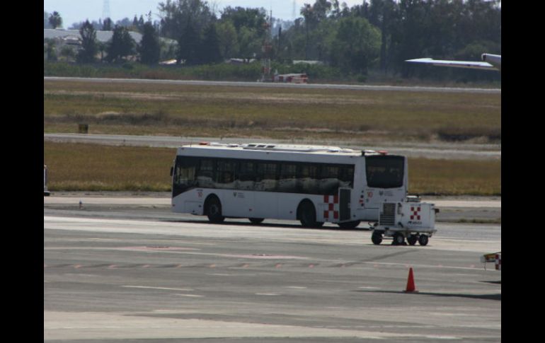 El autobús era utilizado para el traslado de pasajeros entre las salas de espera de las terminales 1 y 2 de la estación aérea. ESPECIAL /