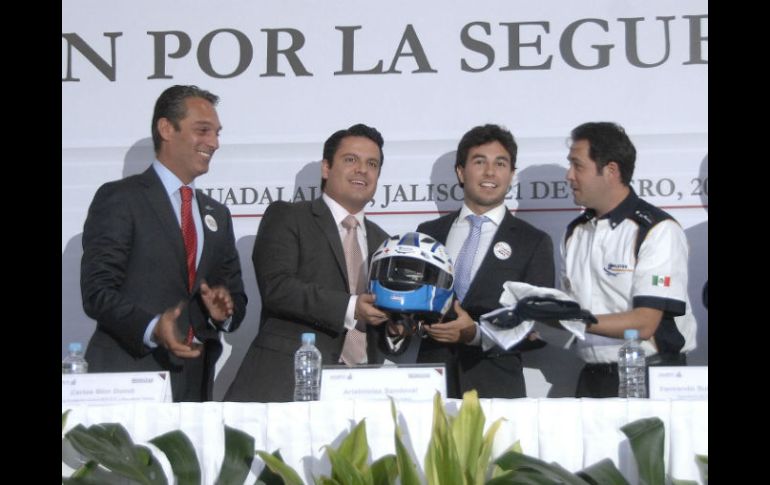 Este martes el Gobierno del Estado firmó un convenio con la Fundación Carlos Slim y la Escudería Telmex. ESPECIAL /