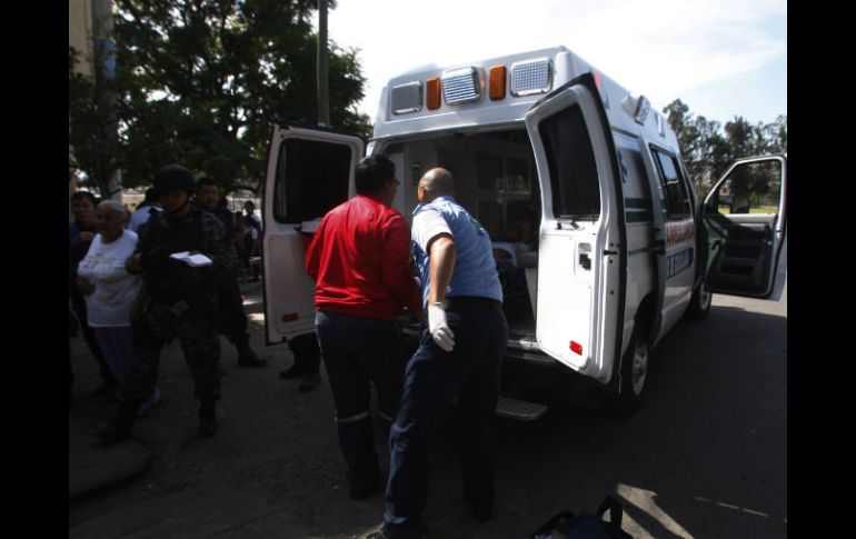 La joven fue atendida por paramédicos y llevada a la Cruz Verde.  /