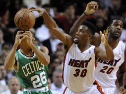 El jugador Norris Cole (d) de los Miami Heat, disputa el balón con Phil Pressey (i) de los Celtics de Boston. EFE /