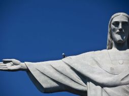 Uno de los trabajadores en las obras de reparación del Cristo Redentor. EFE /