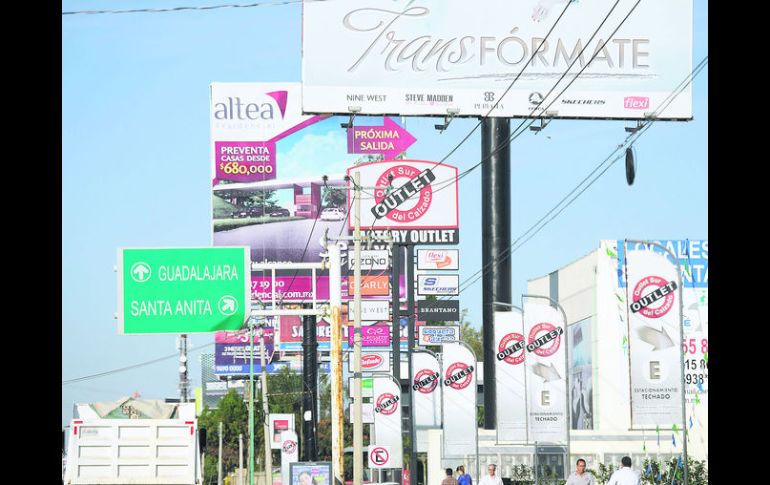 La irrupción de la mancha publicitaria en el paisaje urbano ha sido identificada como un problema que va más allá de la pura imagen.  /