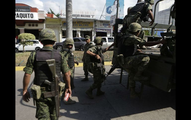 Soldados patrullando el municipio de Apatzingán. ARCHIVO /