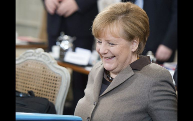 La canciller alemana, Angela Merkel, sonríe al comienzo del Consejo de Ministros en Meseberg. EFE /