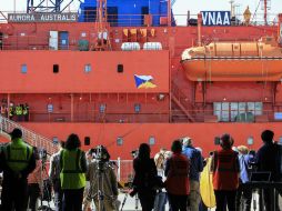 Pasajeros desembarcan del ''Aurora Australis'', después de ser rescatados de un buque ruso atascado con un iceberg en la Antártida. EFE /