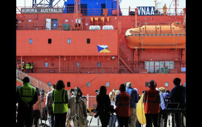 Pasajeros desembarcan del ''Aurora Australis'', después de ser rescatados de un buque ruso atascado con un iceberg en la Antártida. EFE /