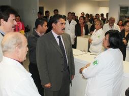 El presidente municipal dialogó con personal médico y administrativo encargado de los servicios de salud. ESPECIAL /