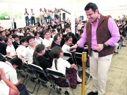 Tala. El gobernador Aristóteles Sandoval con escolares de la primaria 'Libertad y Progreso'.  /