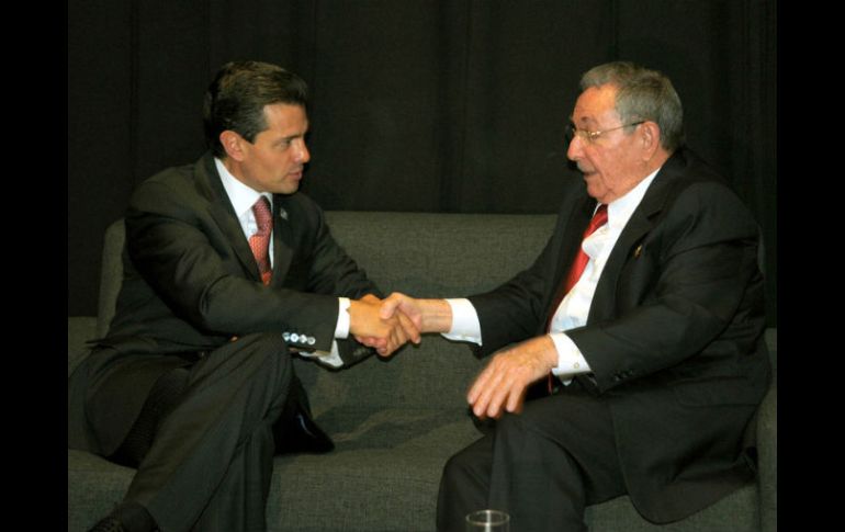 Enrique Peña Nieto ha coincidido en otros países con Raúl Castro, también en el marco de la I Cumbre de la CELAC. ARCHIVO /