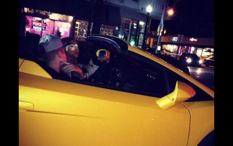 El propio Justin había compartido en Instagram una imagen de la chica conduciendo su Lamborghini. ESPECIAL /