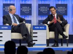 Klaus Schwab escucha al Presidente mexicano en el Foro Económico Mundial Davos en Suiza durante su entrevista. AFP /