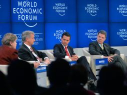 El Presidente Enrique Peña Nieto (c), en conferencia en el Foro Mundial de Davos. A su derecha, el presidente colombiano. EFE /