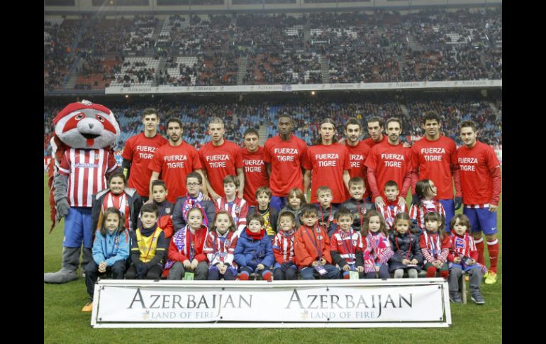 De esta forma sus excompañeros recuerdan a quien fue su goleador. EFE /