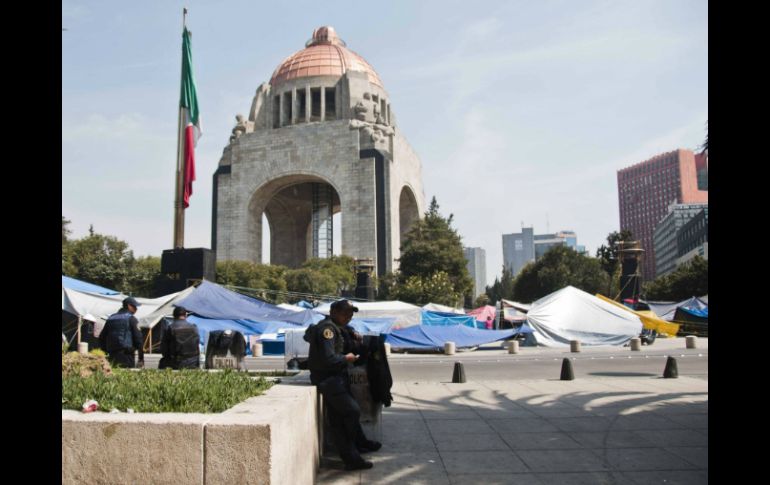 Afirman que su plantón en el Monumento a la Revolución continuará y se incrementará. ARCHIVO /