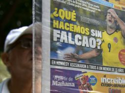 Un hombre, en Medellín, lee un periódico con la noticia de la lesión que sufrió Radamel Falcao. AFP /