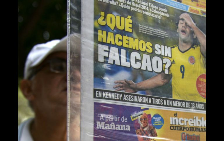 Un hombre, en Medellín, lee un periódico con la noticia de la lesión que sufrió Radamel Falcao. AFP /