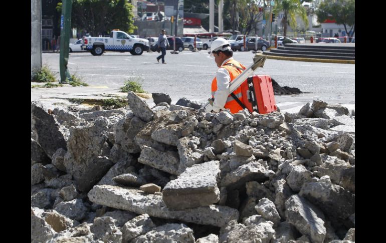 Algunos negocios se han visto afectados por la obras de repavimentación de la avenida. ARCHIVO /