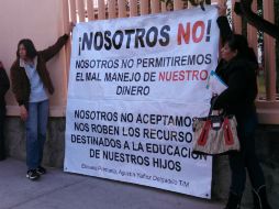 Padres de familia se manifestaron contra el director esta mañana afuera del plantel.  /