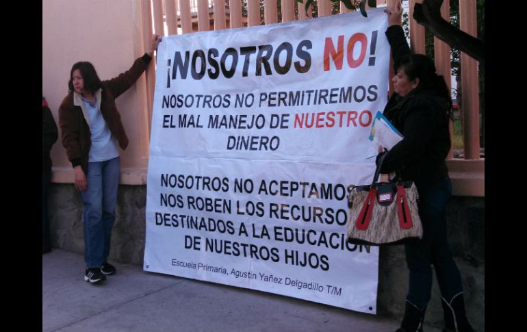 Padres de familia se manifestaron contra el director esta mañana afuera del plantel.  /