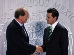 Paul Bulcke, Director Ejecutivo Global de Nestlé, saluda a Enrique Peña Nieto en el WEF de Davos. NTX /