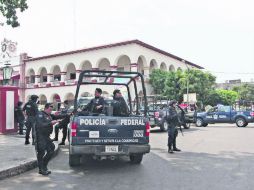 Federales resguardan el Centro de Apatzingán. NTX /