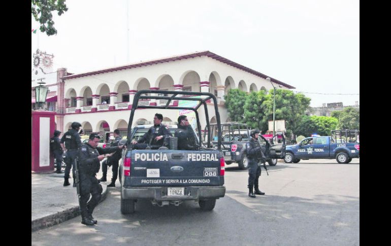 Federales resguardan el Centro de Apatzingán. NTX /