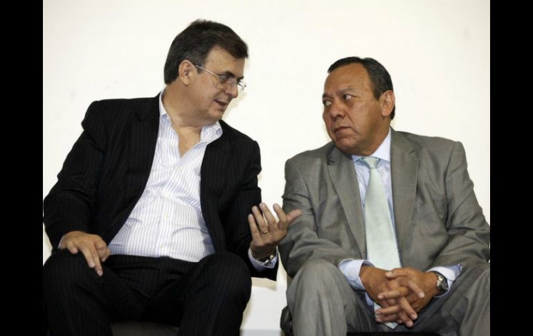 Para Zambrano, que Ebrard cree una asociación civil con el Movimiento Progresista, no es señal sobre una posible salida del PRD. ARCHIVO /