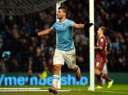 El argentino Agüero celebra uno de los goles que le dió la victoria al Manchester City. AFP /