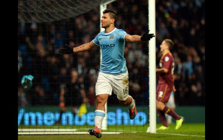 El argentino Agüero celebra uno de los goles que le dió la victoria al Manchester City. AFP /