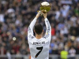 Teniendo como marco el estadio Santiago Bernabéu, Cristiano dedica su premio a todos lo que laboran en el Real Madrid. AFP /