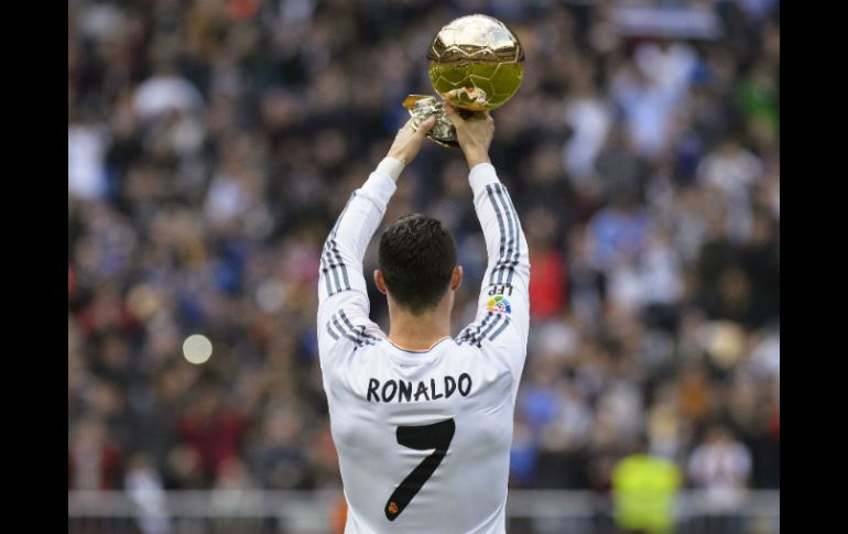 Teniendo como marco el estadio Santiago Bernabéu, Cristiano dedica su premio a todos lo que laboran en el Real Madrid. AFP /