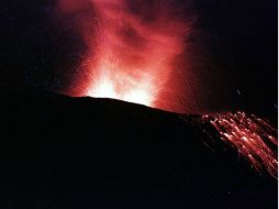 La erupción, con emiciones de ceniza continúa. ARCHIVO /