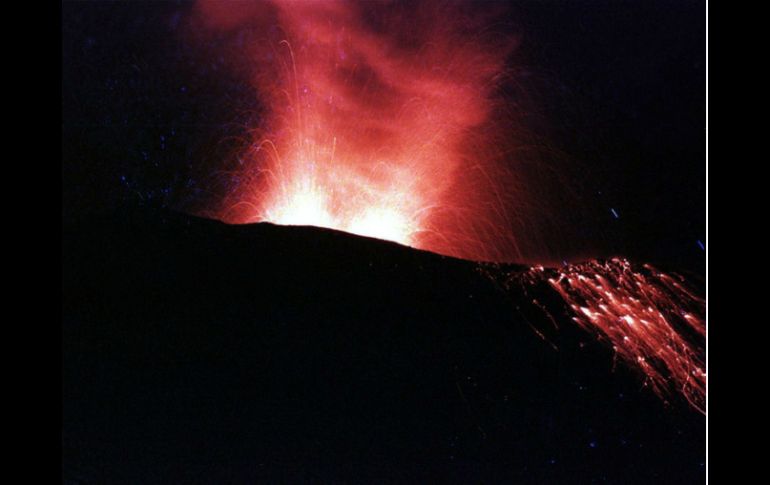 La erupción, con emiciones de ceniza continúa. ARCHIVO /