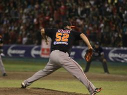 Los Naranjeros anotaron tres carreras, la primera en la cuarta entrada gracias a un error defensivo de Navojoa. ESPECIAL /