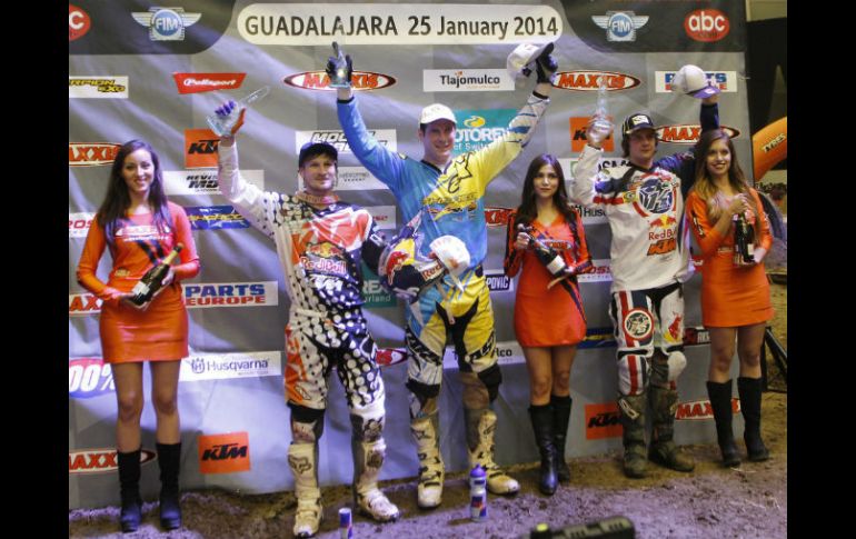 En primer lugar David Knight (c), en segundo lugar Blazusiak Taddy (d) y en tercero Jhoni Walker (i) en la Arena VFG.  /