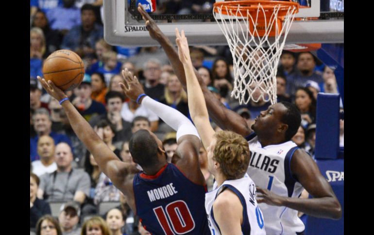 Nowitzki acertó 10 de 16 tiros y Harris anotó cinco puntos seguidos en el último minuto del tercer cuarto. EFE /