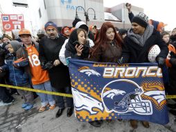 Seguidores de Broncos esperan por el equipo a las afueras de su hotel. AP /