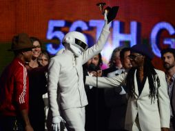 Uno de los integrantes de Daft Punk sostiene uno de los premios recibidos. AFP /