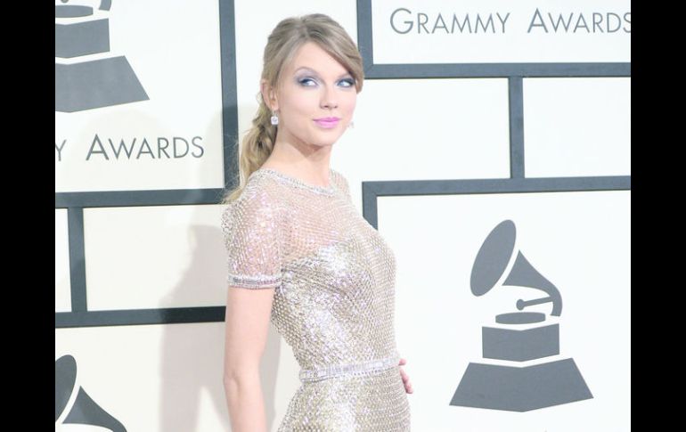 La cantante pop, Taylor Swift, lució un elegante vestido planteado diseñado por Gucci. AFP /