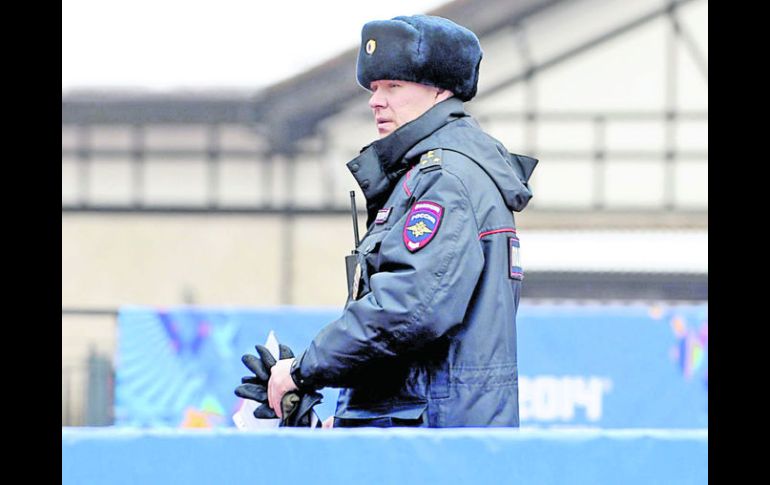 Sin parpadear. Un oficial de policía ruso vigila las instalaciones olímpicas de Rosa Khutor, cerca de Sochi. EFE /