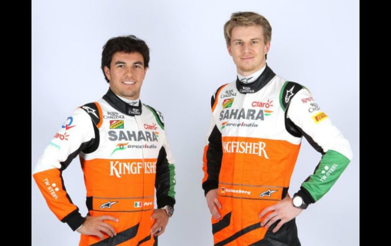 Sergio junto a su compañero Nico Hulkenberg, la dupla feroz del equipo. Twitter:@clubforce. ESPECIAL /