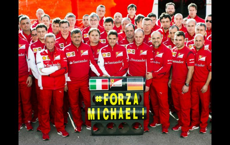 'Forza Michael', con esas letras esperan la recuperación del alemán. AFP /