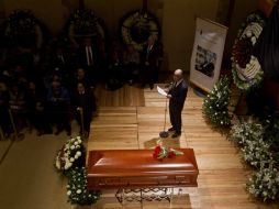 Enrique Krauze habla durante el homenaje de cuerpo presente a José Emilio Pacheco. AP /