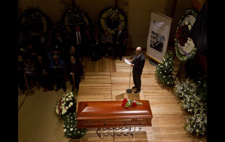 Enrique Krauze habla durante el homenaje de cuerpo presente a José Emilio Pacheco. AP /